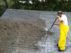 Quand appeler un plombier pour inspecter et réparer une fuite sur le toit?