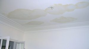 Traces d’humidité au plafond