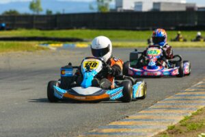 deux pilotes de karting sur une piste de course