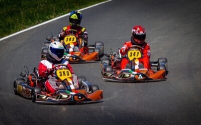 des gens conduisant un kart rouge et noir